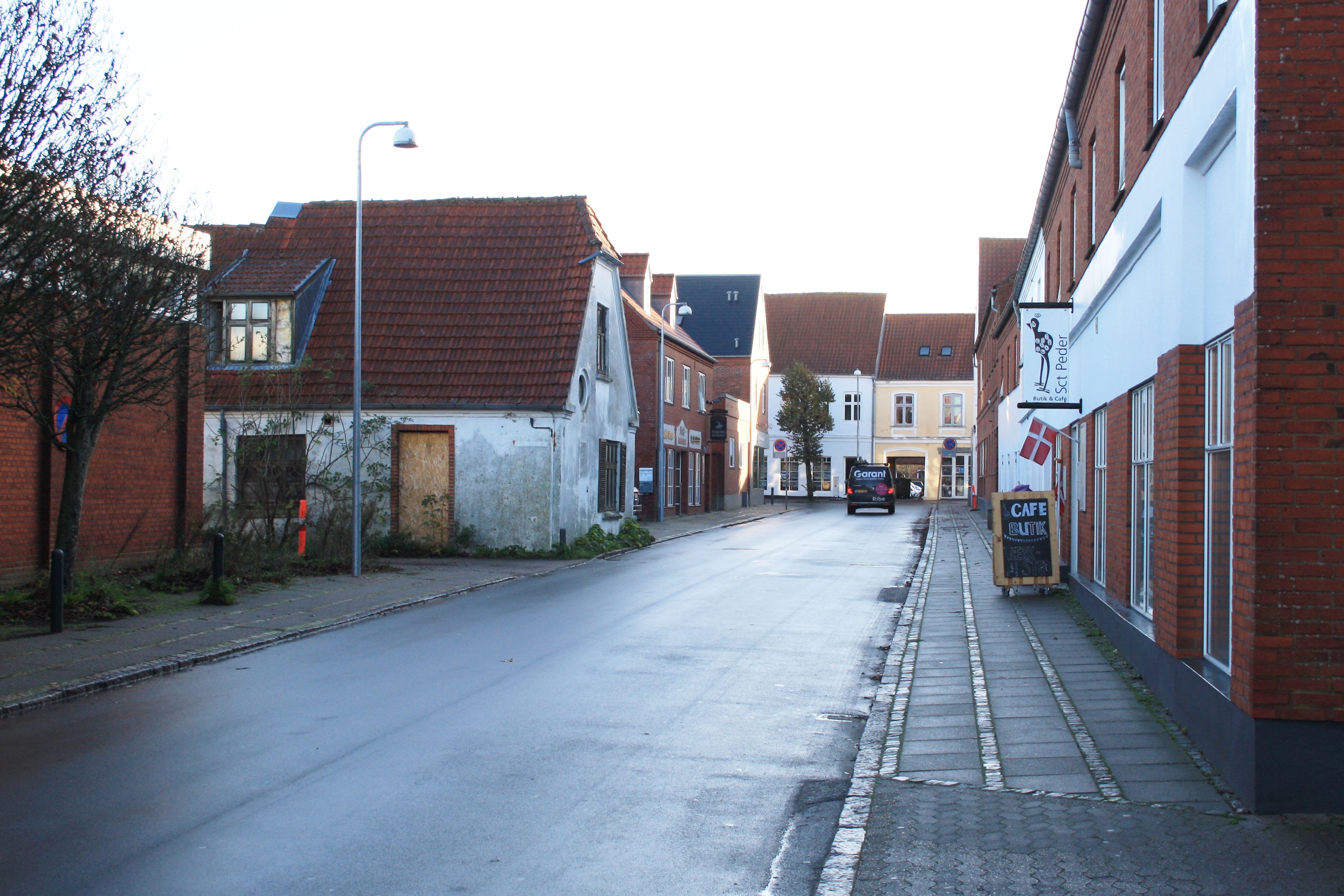 Sct. Peders Gade, en sidegade til Saltgade, som har en ganske anden asfalt-karakter end den historiske bykernes brostensbelagte gader.